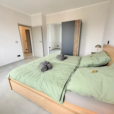 Comfort With Smart Home, Balcony, Wallbox & Bus Stop Appartement Kempen